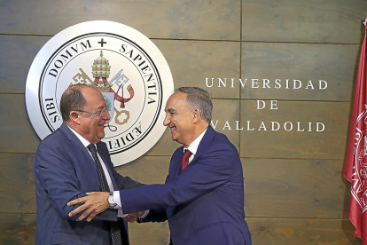 Antonio Largo Caballero y Carlos Moro firman el convenio de colaboración.-ICAL