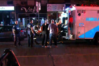 Los equipos de emergencia, en el lugar del tiroteo, en Toronto.-EL PERIÓDICO