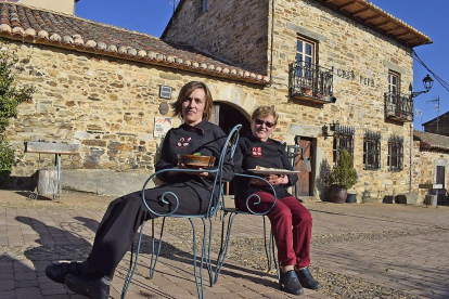 Josefina y su hija Laura, frente a la fachada de Casa Pepa, en Santa Colomba de Somoza.-