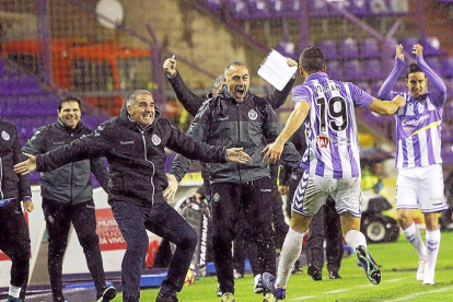 Paco Herrera y sus ayudantes celebran un gol de Jordán en Zorrilla-J.M. Lostau