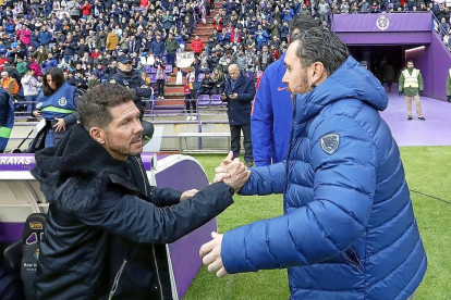Sergio saluda a Simeone durante el partido de la pasada temporada en el José Zorrilla.-J.M.LOSTAU