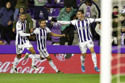 Guardiola celebra con efusividad su tanto mientras Joaquín y Anuar corren para festejarlo junto a él.-J. M. LOSTAU