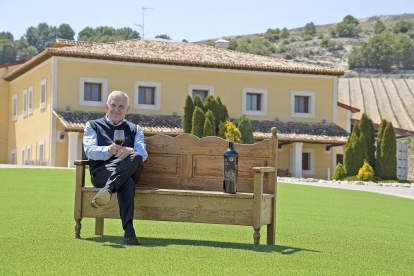 Ricardo Fernández, sentado en la bodega La Luz del Duero, situada en Mélida (Peñafiel), en el corazón de la Ribera del Duero-