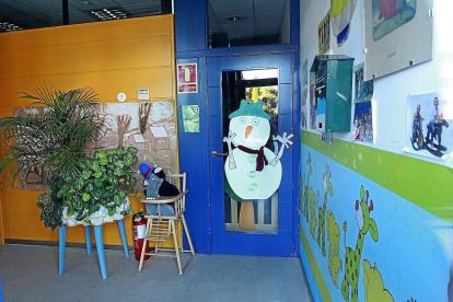 La entrada, decorada, de una escuela infantil de la capital.-EL MUNDO