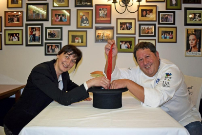 Cristina de la Iglesia y José Antonio Antón en el comedor del restaurante La Chistera en Soria-