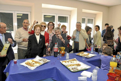 Las ‘abuelas’ del pueblo, Baltasara (99 años)y Alejandra (88), con familiares, ayer, comen el ‘bollo’.-Santiago