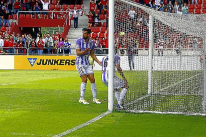 Álex Pérez y Balbi no pueden impedir que el balón entre en la portería en la jugada del definitivo 2-2-PHOTO-DEPORTE