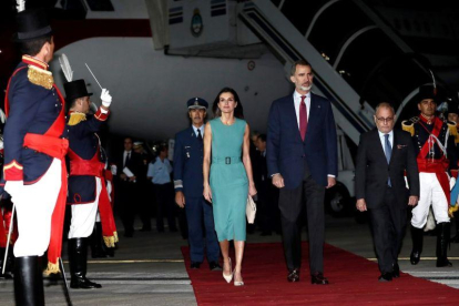 Los reyes de Espana Felipe VI  y Letizia durante su llegada a Argentina.-EFE