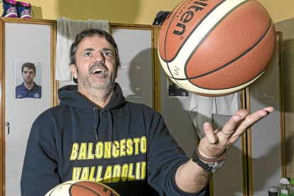 Porfirio Fisac hace malabares con dos balones-Miguel Ángel Santos