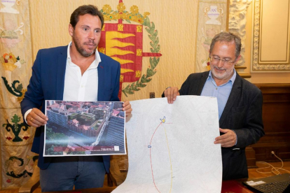 El alcalde de Valladolid, Óscar Puente, y el concejal de Urbanismo, Manuel Saravia, explican el proyecto “Ciudad de la Justicia”.-R. VALTERO / ICAL