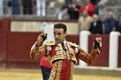 Enrique Ponce muestra a los aficionados las dos orejas cosechadas ante el quinto toro.-JOSÉ SALVADOR