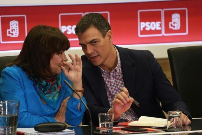Pedro Sánchez habla con la presidenta del PSOE, Cristina Narbona, este lunes en la sede del partido.-DAVID CASTRO