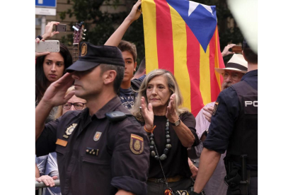 Un grupo de manifestantes ayer durante la reunión de coordinación policial en la Delagación del Gobierno en Cataluña.-JORDI SOTERAS