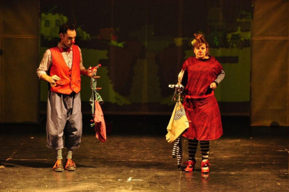 Fonfo (Alfonso Peña) y Senda (Virginia Urdiales) durante la puesta en escena de ‘Clownbatientes’.-E. M.