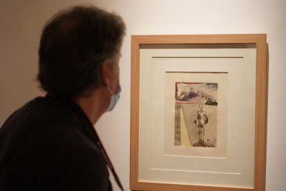 Un hombre contempla una de las xilografías de Salvador Dalí. | ICAL