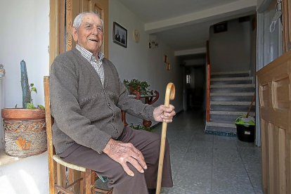 Un varón de la tercera edad en un vivienda en un pueblo de la provincia de Soria.-MARIO TEJEDOR