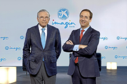 El presidente Isidro Fainé y el consejero delegado, Gonzalo Cortázar.-El Mundo