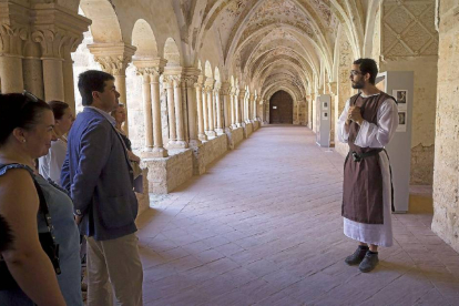 El director de la cadena, Roberto García, disfruta de la visita teatralizada por el claustro.-Pablo Requejo