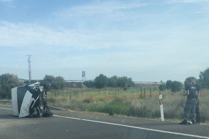 Vuelvo de una furgoneta en el pk 17, en la autovía A-601, a la altura de Aldeamayor de San Martín. -E.M.