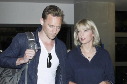 Taylor Swift y Tom Hiddleston, en el aeropuerto de Los Ángeles, el pasado 6 de julio.-