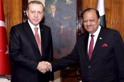 El presidente de Turquía, Recep Tayyip Erdogan (izquierda), junto a su homólogo paquistaní, Mamnoon Hussain, en Islamabad, el 16 de noviembre.-AP