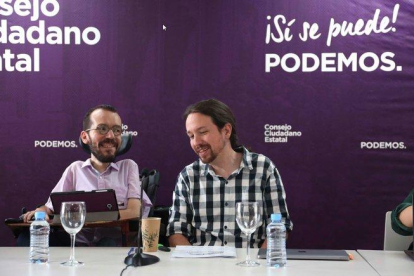 El líder de Podemos, Pablo Iglesias, junto al secretario de Acción de Gobierno del partido, Pablo Echenique en el Consejo Ciudadano Estatal.-DAVID CASTRO