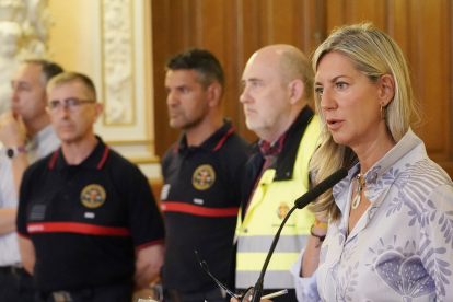 La alcaldesa de Valladolid en funciones, Irene Carvajal, informa de los detalles de la explosión del edificio de la calle Goya de la capital. -ICAL