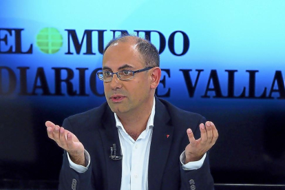 Luis Vélez durante ‘La Quinta Esquina’, programa emitido en La 8 Valladolid.-MIGUEL ÁNGEL SANTOS / PHOTOGENIC