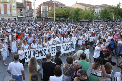 Manifestación en Medina del Campo en defensa del hospital.-J. M. LOSTAU