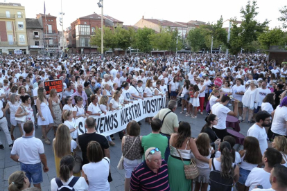 Manifestación en Medina del Campo en defensa del hospital.-J. M. LOSTAU