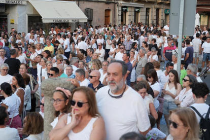 Manifestación en Medina del Campo en defensa del hospital.-J. M. LOSTAU