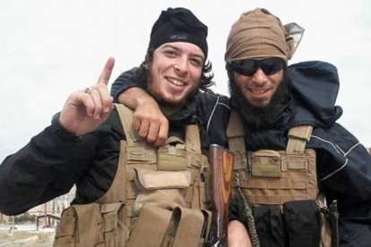 Redwane Hajaoui, a la izquierda, y Tarik Jadaoun, a la derecha, durante su estancia en Siria.-Foto: AGENCIAS