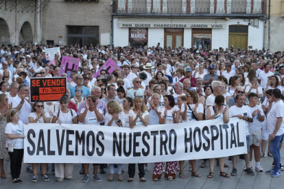 Manifestación en Medina del Campo en defensa del hospital.-J. M. LOSTAU