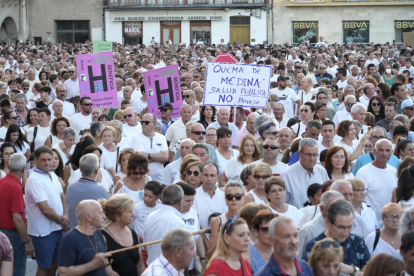 Manifestación en Medina del Campo en defensa del hospital.-J. M. LOSTAU