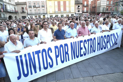 Manifestación en Medina del Campo en defensa del hospital.-J. M. LOSTAU