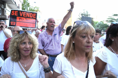 Manifestación en Medina del Campo en defensa del hospital.-J. M. LOSTAU