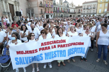 Manifestación en Medina del Campo en defensa del hospital.-J. M. LOSTAU