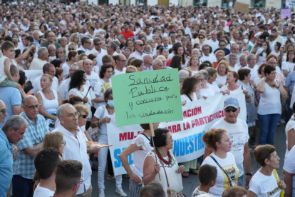 Manifestación en Medina del Campo en defensa del hospital.-J. M. LOSTAU