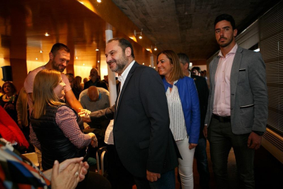 El ministro de Fomento, José Luis Ábalos y la candidata socialista a las Cortes, Virginia Barcones, participan en un acto público en Soria-ICAL