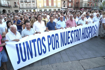 Manifestación en Medina del Campo en defensa del hospital.-J. M. LOSTAU