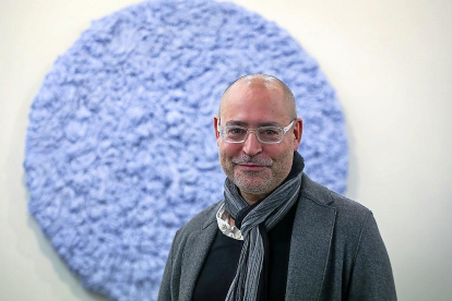 Javier Viver, en la Galería Javier Silva, junto a una de sus obras.-MIGUEL ÁNGEL SANTOS