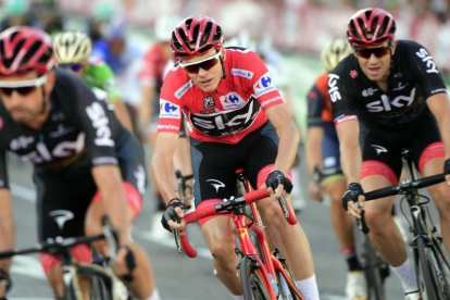 Froome, arropado por sus compañeros del Team Sky, en la última etapa de la Vuelta 2017.-AFP / JOSE JORDAN