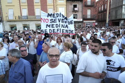 Manifestación en Medina del Campo en defensa del hospital.-J. M. LOSTAU