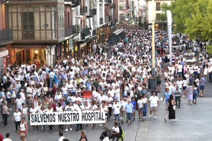 Manifestación en Medina del Campo en defensa del hospital.-J. M. LOSTAU