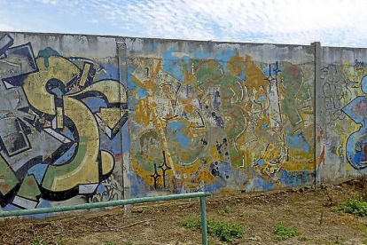 Uno de los grafitis eliminados en el blanqueamiento del muro-EL MUNDO