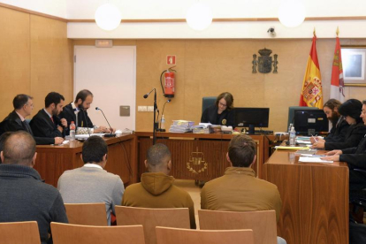 El Juzgado de lo Penal número 2 de la Audiencia Provincial de Burgos acoge la última sesión del juicio contra seis acusados por los disturbios ocurridos en 2014.-RICARDO ORDÓÑEZ / ICAL