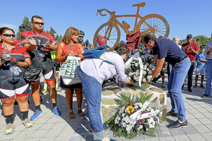 Óscar Puente, en la ofrenda foral en el monolito al ciclista.-J.M. LOSTAU