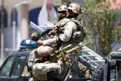 Un miembro de las fuerzas de seguridad afganas durante la operación en la Embajada de Irak en Kabul.-REUTERS / MOHAMMAD ISMAIL