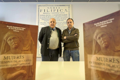 Félix Martínez y Javier Hernanz muestran el libro ‘Mujeres en tiempos Augusto: Realidad social e imposición legal’.-MIGUEL ÁNGEL SANTOS