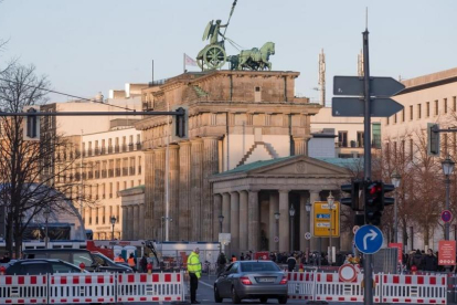 Agentes de policía acordonan la zona situada entre la calle 17 de junio y la Puerta de Brandenburgo, durante los preparativos de la celebración de Nochevieja en Berlín, el 29 de diciembre.-EFE / HAYOUNG JEON
